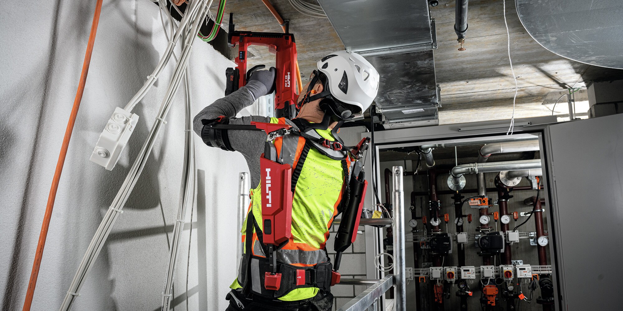 Egzoszkielet Hilti odciąża szyję i ramiona podczas aplikacji nad głową