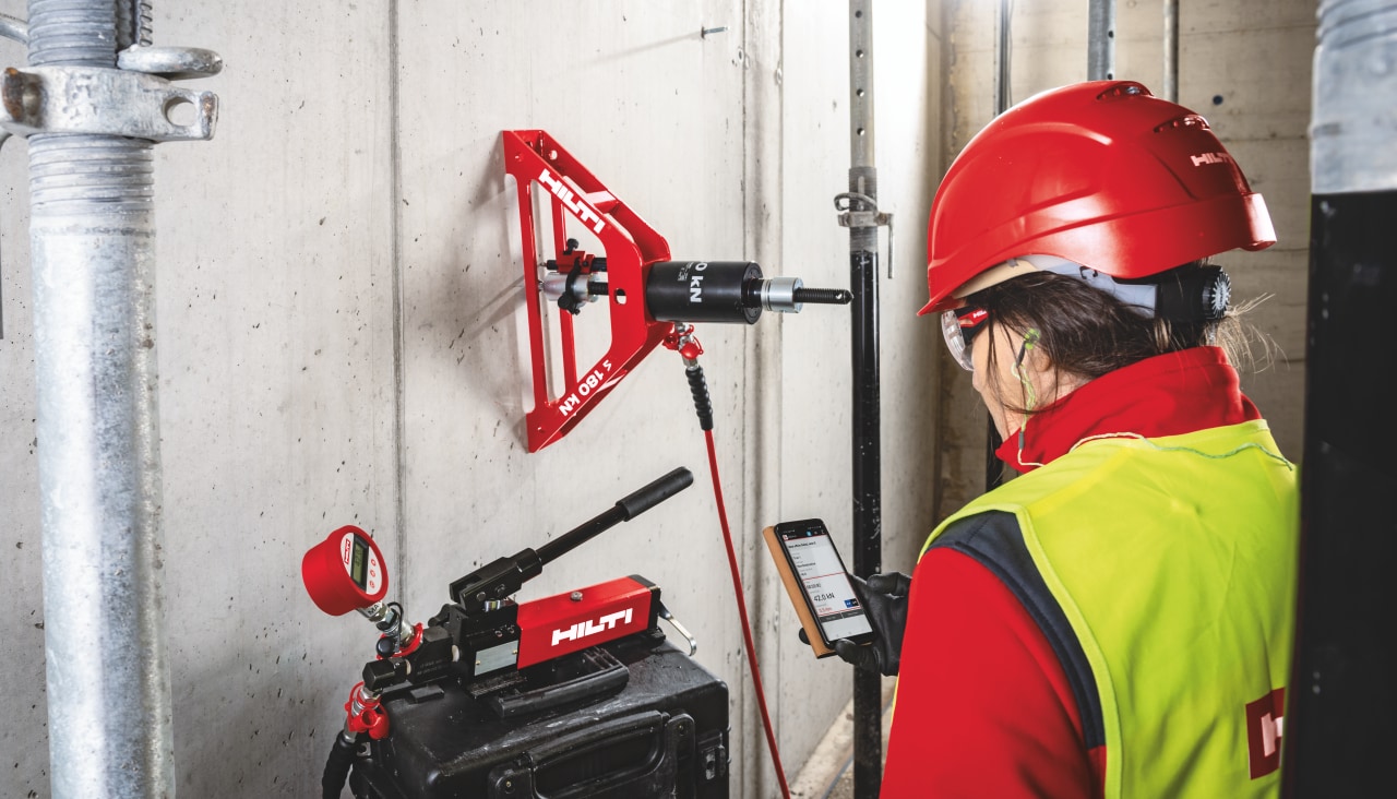 Doradca handlowy Hilti testuje kołki z HAT28