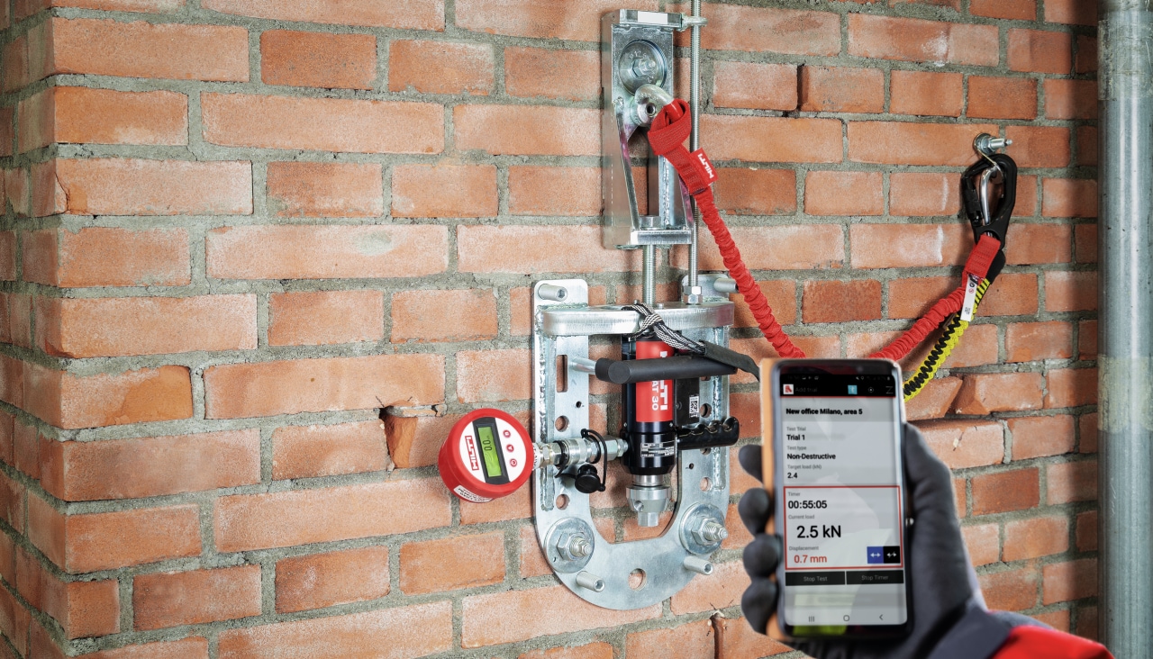 Test obciążenia na ścianie z cegieł