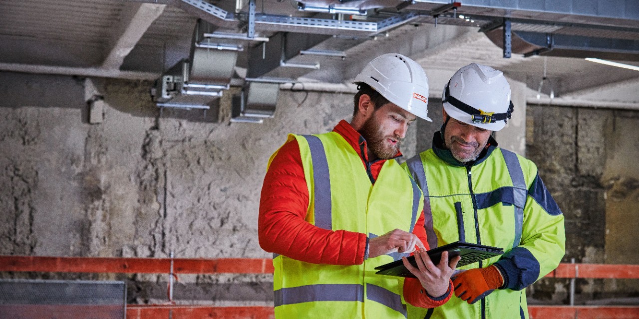 Usługa projektowania Hilti . Pracownicy Hilti rozmawiają z klientami na placu budowy