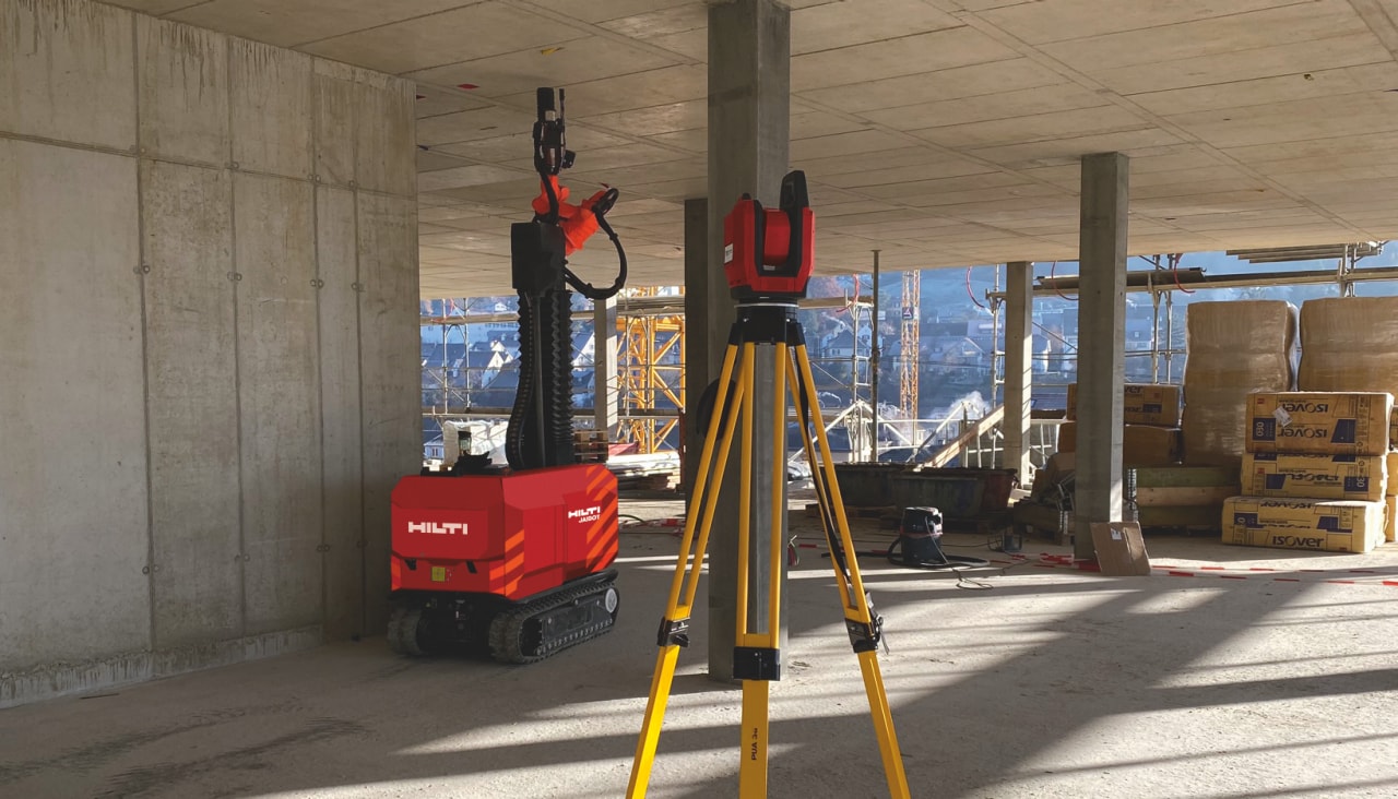 Robot budowlany Hilti Jaibot i tachimetr budowlany PLT 300 na jednym placu budowy