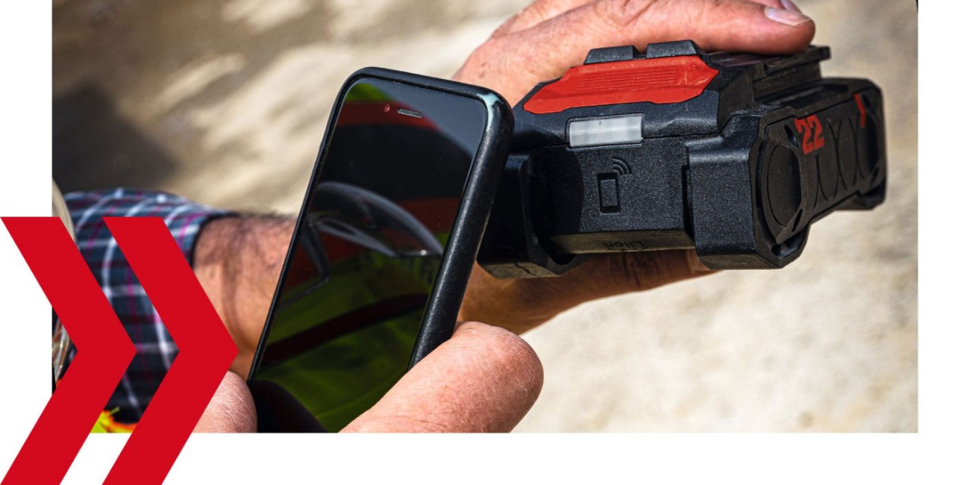 Smartfon trzymany jest przy akumulatorze Nuron B22-85, w celu rejestrowania stanu wydajności za pomocą X-NFC. 