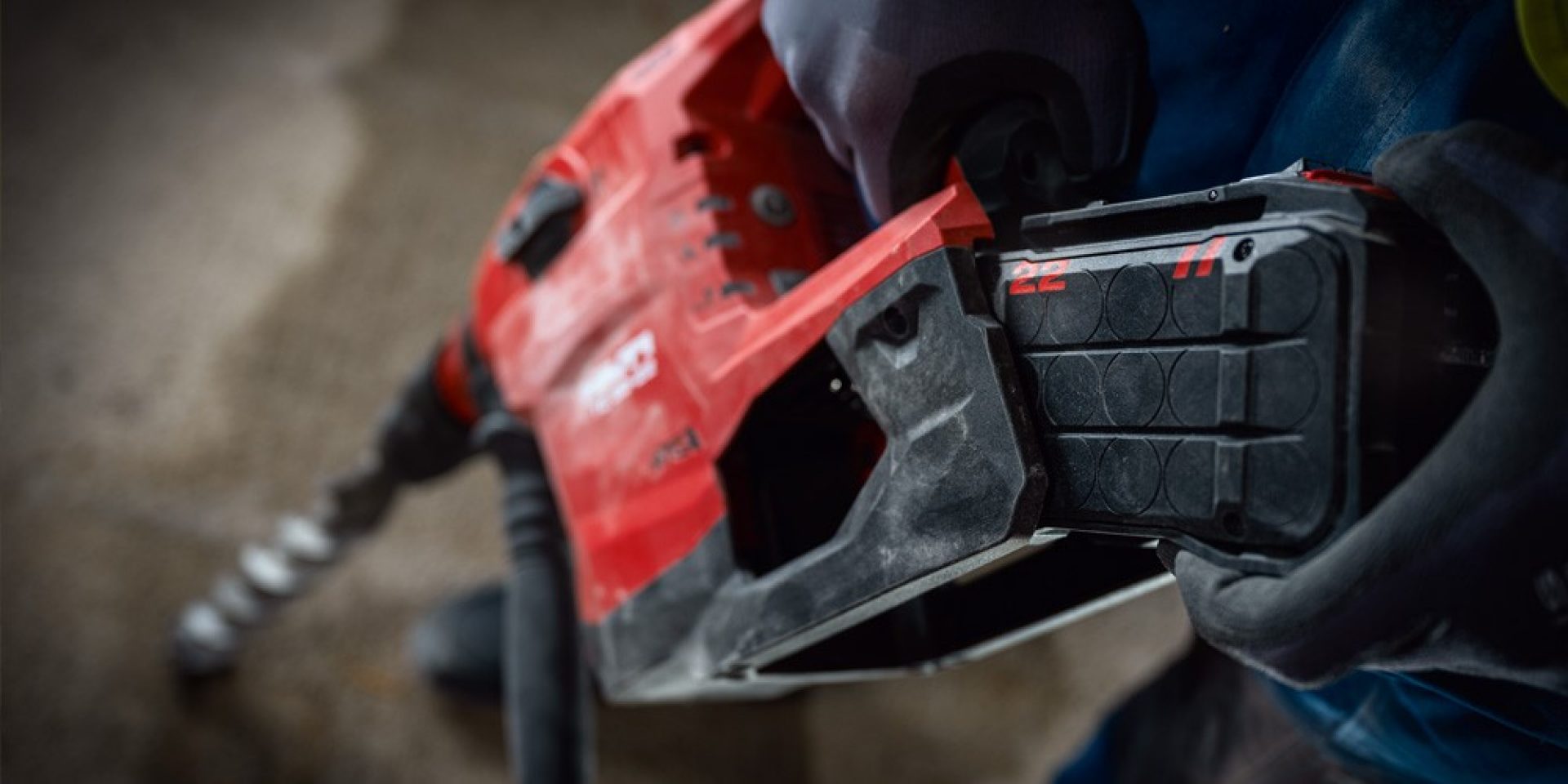 Na zdjęciu widać akumulator Hilti Nuron.