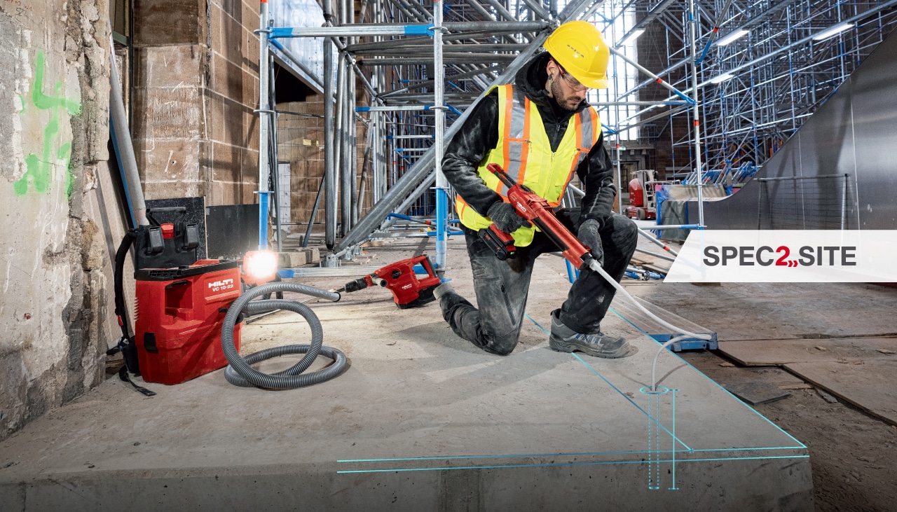 Pracownik dozujący żywicę epoksydową do otworu przy użyciu dozownika Hilti