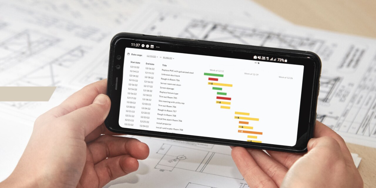 Ujęcie z bliska smartphona pokazujące różne osie czasu w aplikacji Fieldwire.