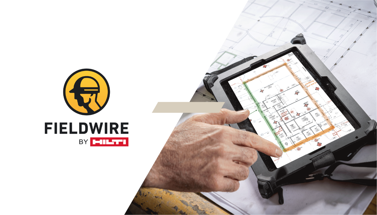 Tablet leżący na wydrukowanych planach budowy pokazuje cyfrowy plan budowy. Nad nim unosi się dłoń. Po lewej stronie na białym tle widoczne jest logo oprogramowania Fieldwire firmy Hilti.