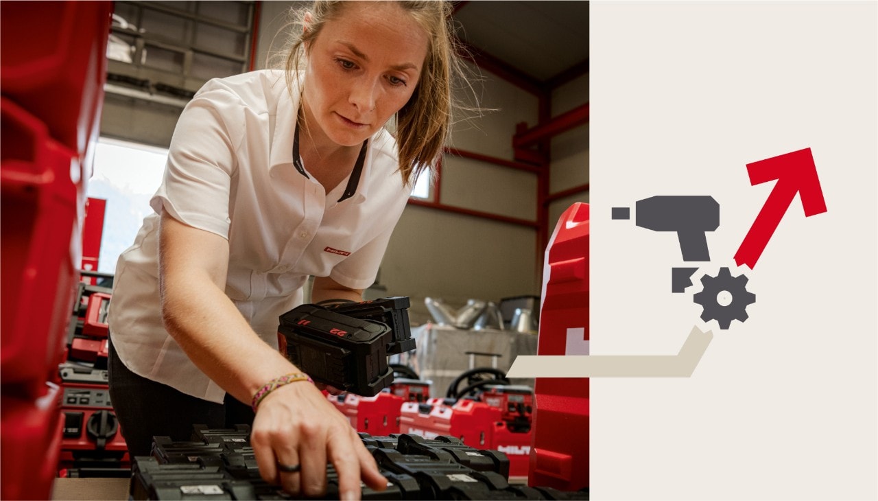 Kobieta bierze dwa akumulatory Hilti Nuron z kolekcji narzędzi i czerwonych skrzynek narzędziowych Hilti w magazynie. Po prawej stronie znajduje się ilustracja przedstawiająca strzałkę skierowaną w górę w prawo. Na strzałce widoczny jest stylizowany wkrętak akumulatorowy i koło zębate.