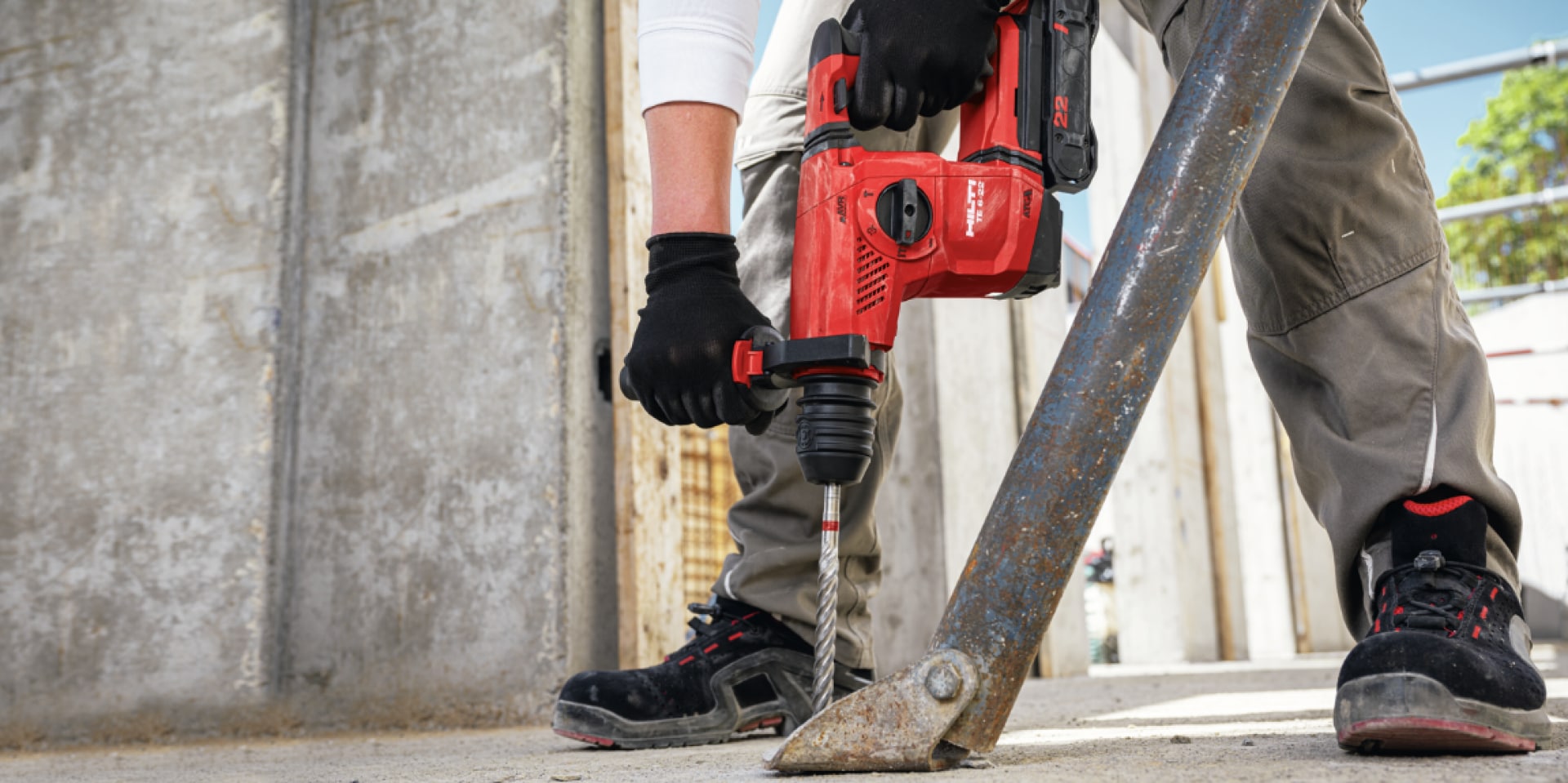 Zbliżenie na urządzenie Hilti Nuron TE 4-22, trzymane w dwóch dłoniach w rękawiczkach.