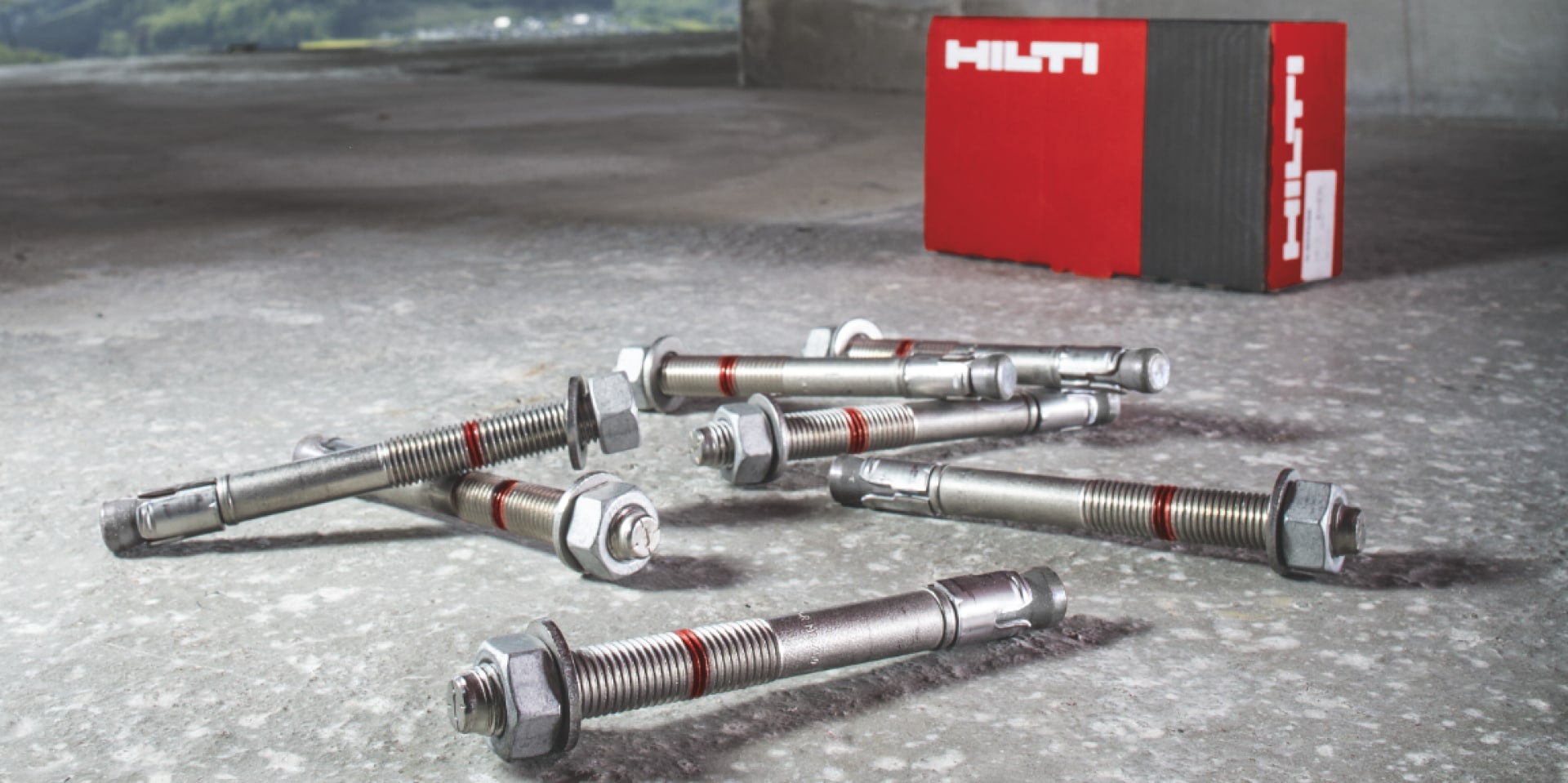 Przed paczką leży kilka kotew Hilti.