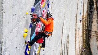 Zdjęcie wyznaczania tras dla Red Bull Dual Ascent 2024 na tamie