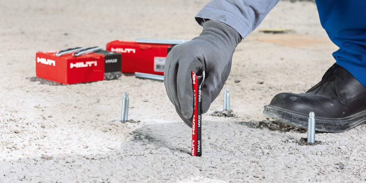 Ustawienie pręta kotwiącego Hilti z wkładem z folii HVU 