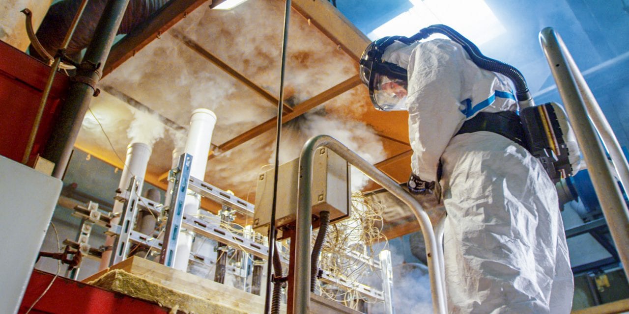 Laboratorium badawcze ochrony przeciwpożarowej z osobą w kombinezonie ochronnym