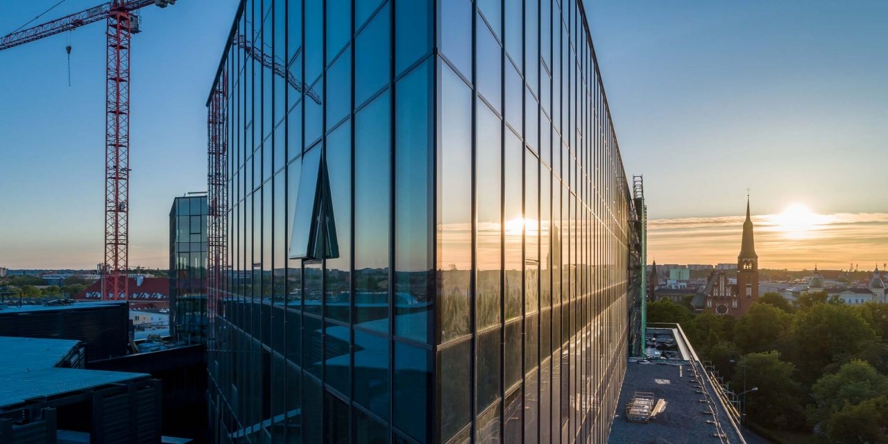 Widok na nowe centrum handlowe i hotelowe Posejdon z panoramą miasta Setttin o wschodzie słońca