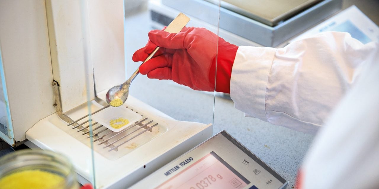 Waga laboratoryjna używana do pomiaru składników