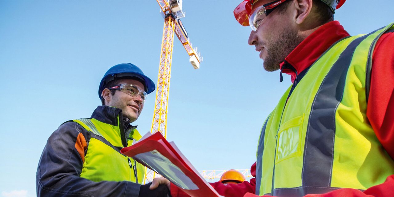 Mężczyźni na zewnątrz w Hilti Training