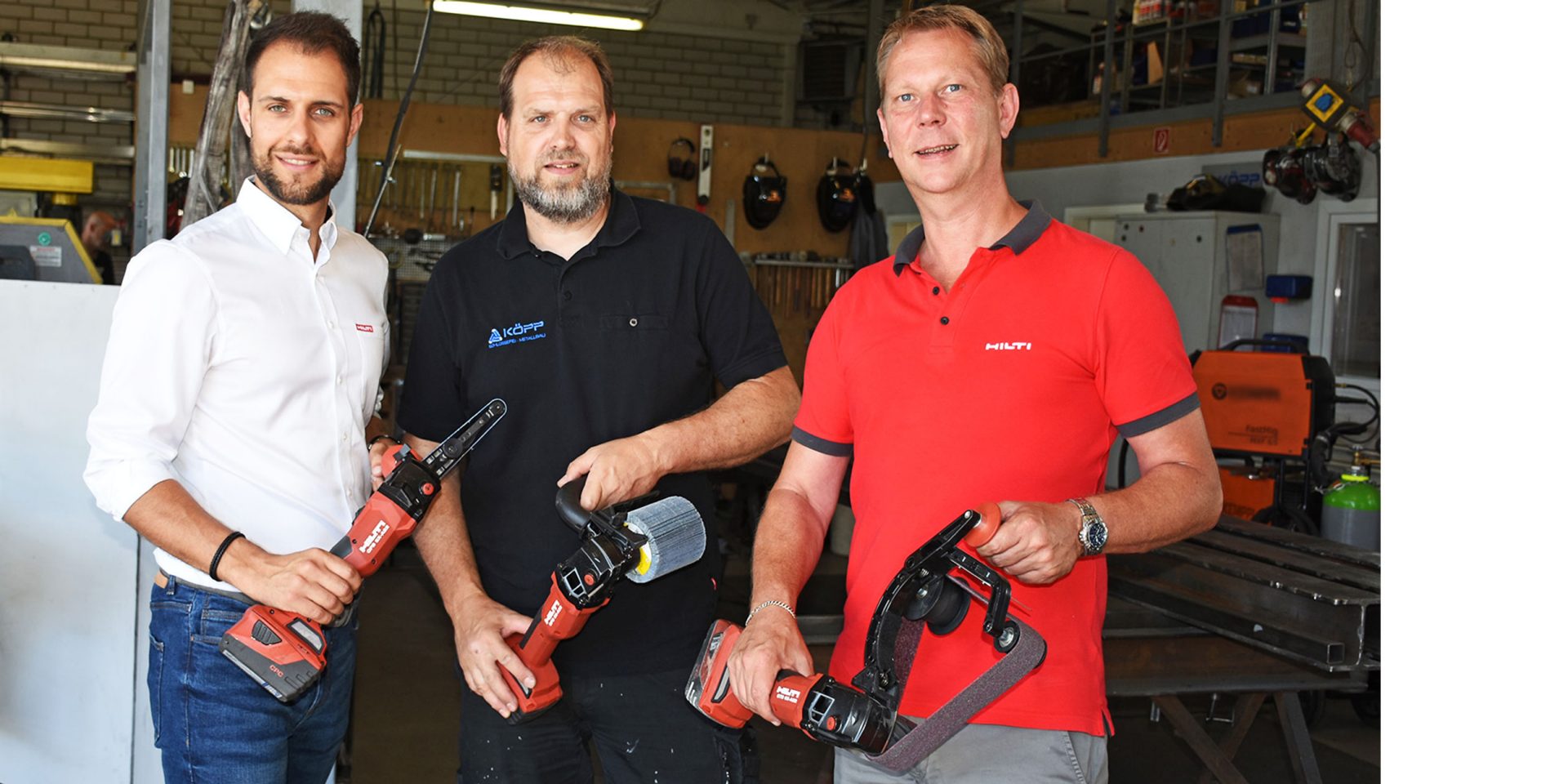 Nico Landwehrjohann, Product Manager ds. techniki akumulatorowej w Hilti (z lewej) i Jörg Brings, Hilti Sales Manager (z prawej), przekazują Andreasowi Köpp, dyrektorowi firmy Köpp Schlosserei-Metallbau GmbH nowe szlifierki akumulatorowe.