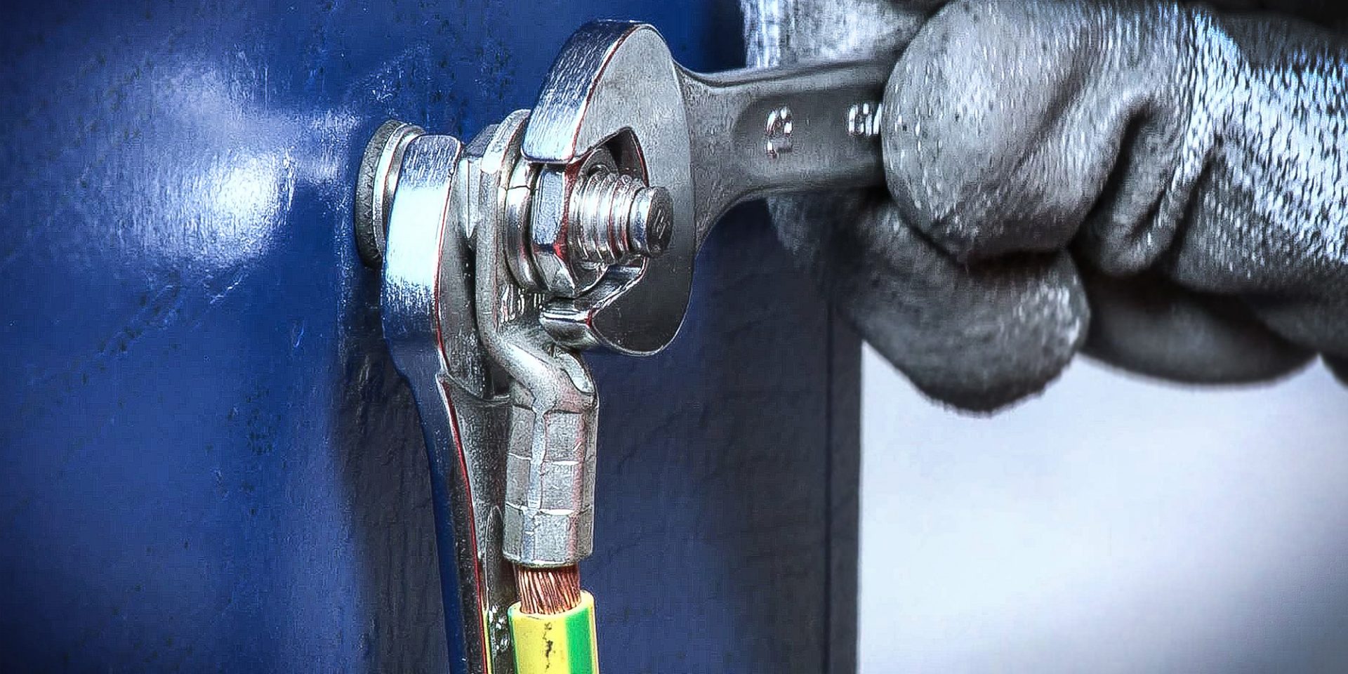 Połączenie śrubowe śruby z kluczem płaskim