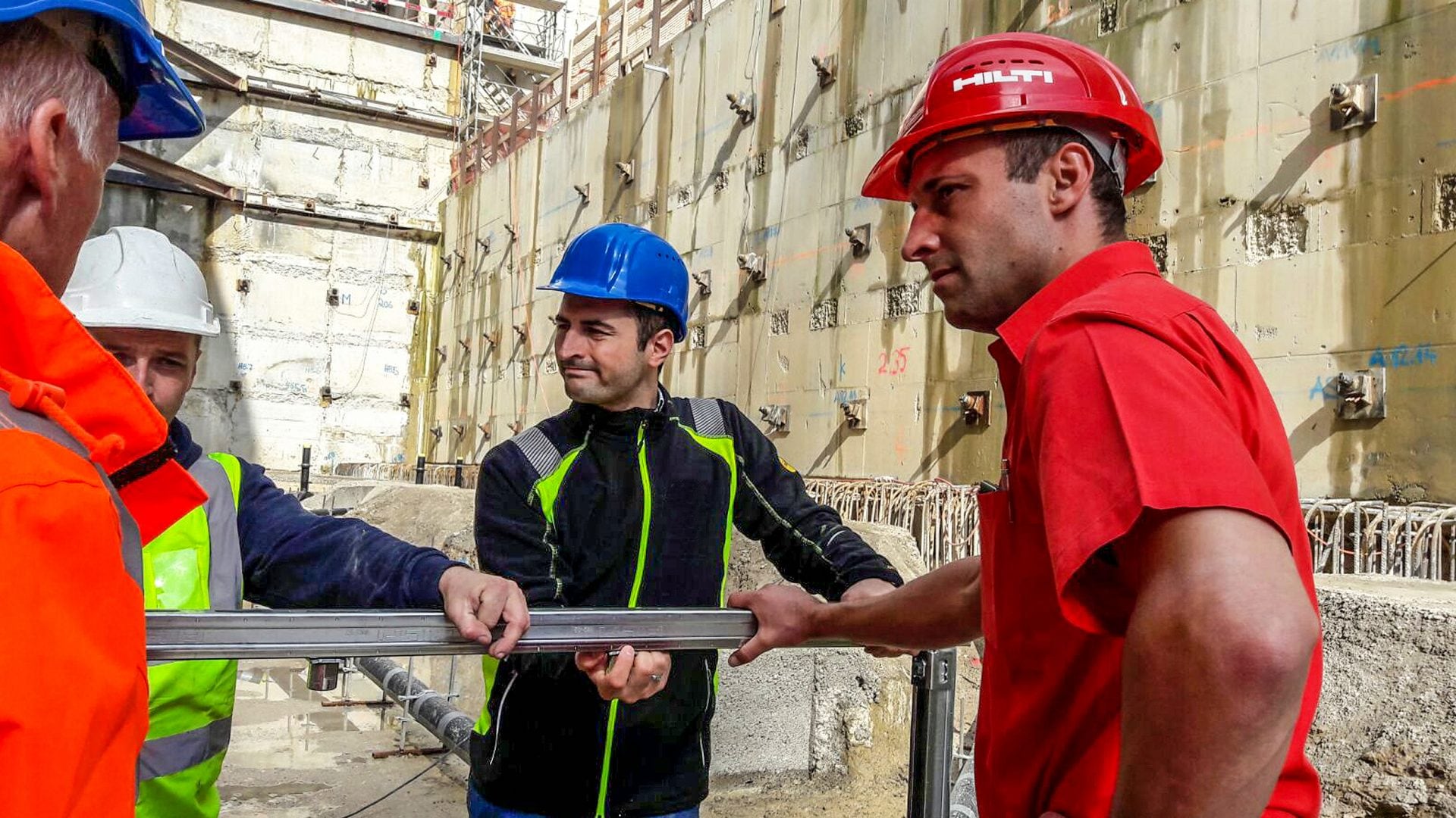 Pracownicy na placu budowy w Szwajcarii w rozmowie