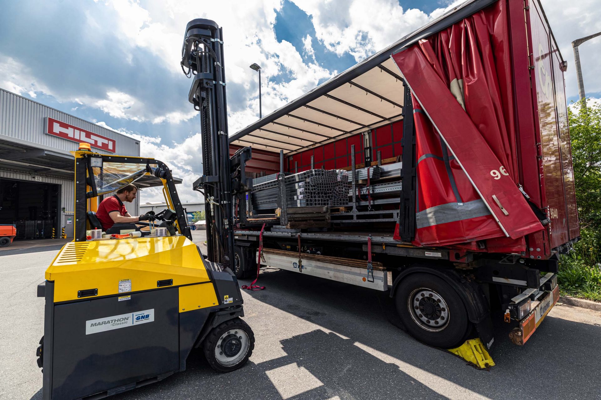 Wózek widłowy Centrum Logistycznego Hilti ładujący wózek Hilti.
