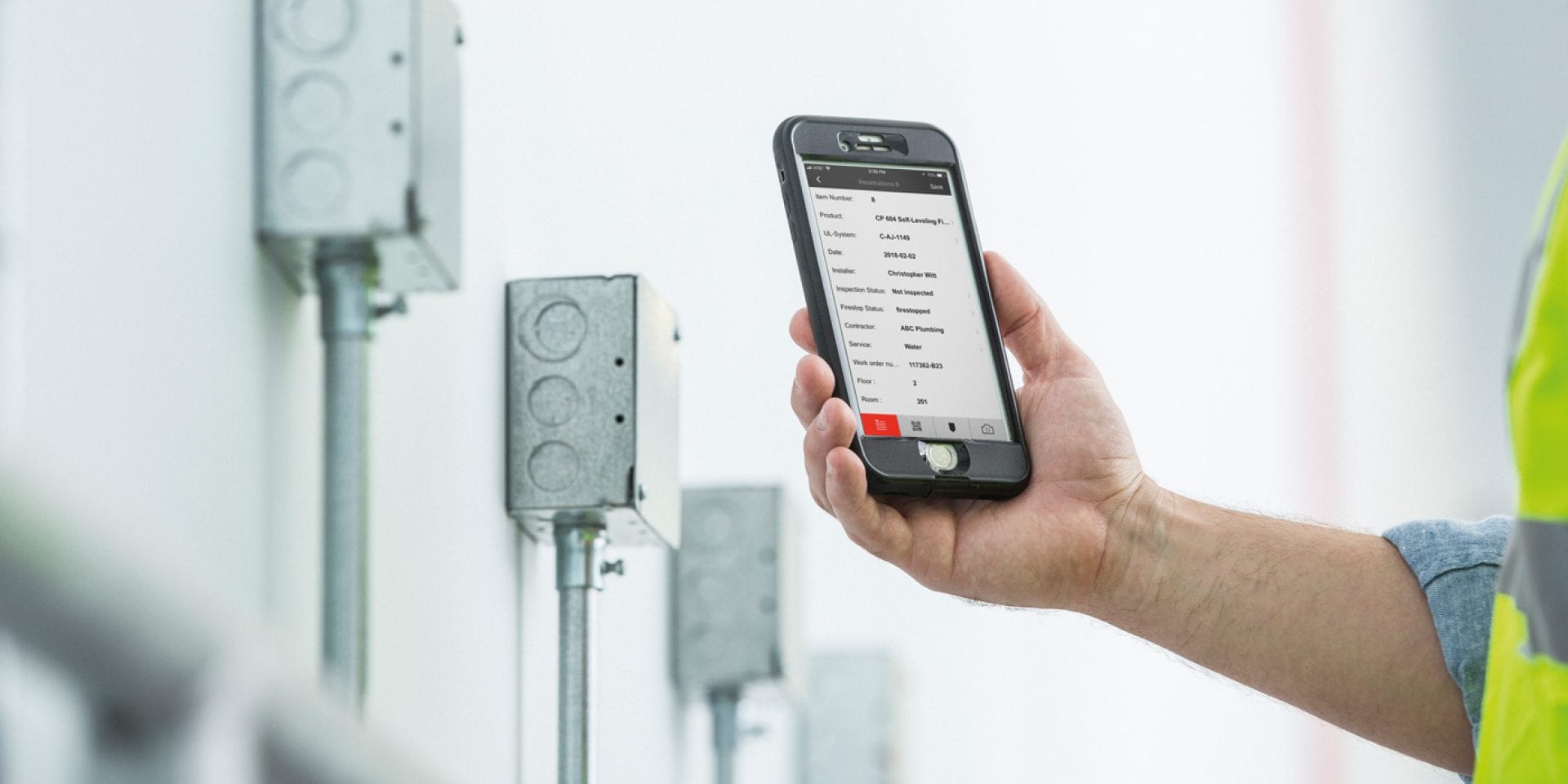 Smartfon używany do dokumentacji przeciwpożarowej