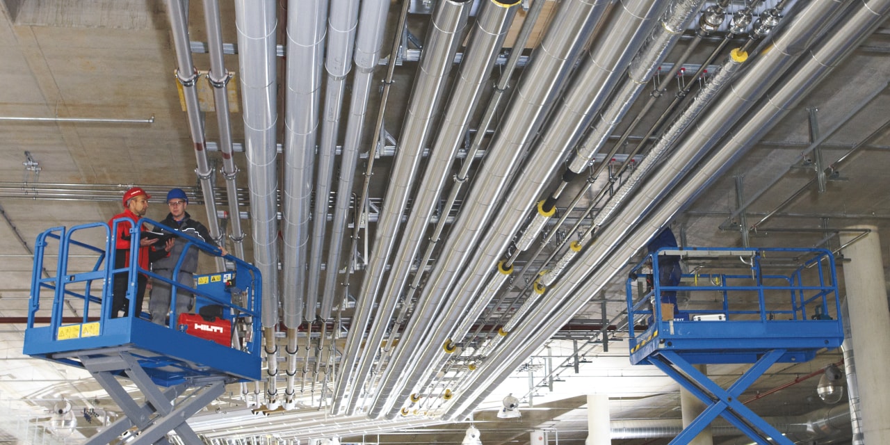 Instalacje mechaniczne, elektryczne i sanitarne montowane na tej samej konstrukcji trapezowejdzięki integracji technologii BIM z projektem.