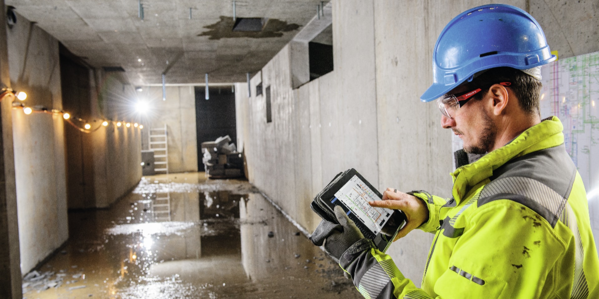 Ludz trzymający telefon z Hilti Documentation Manager