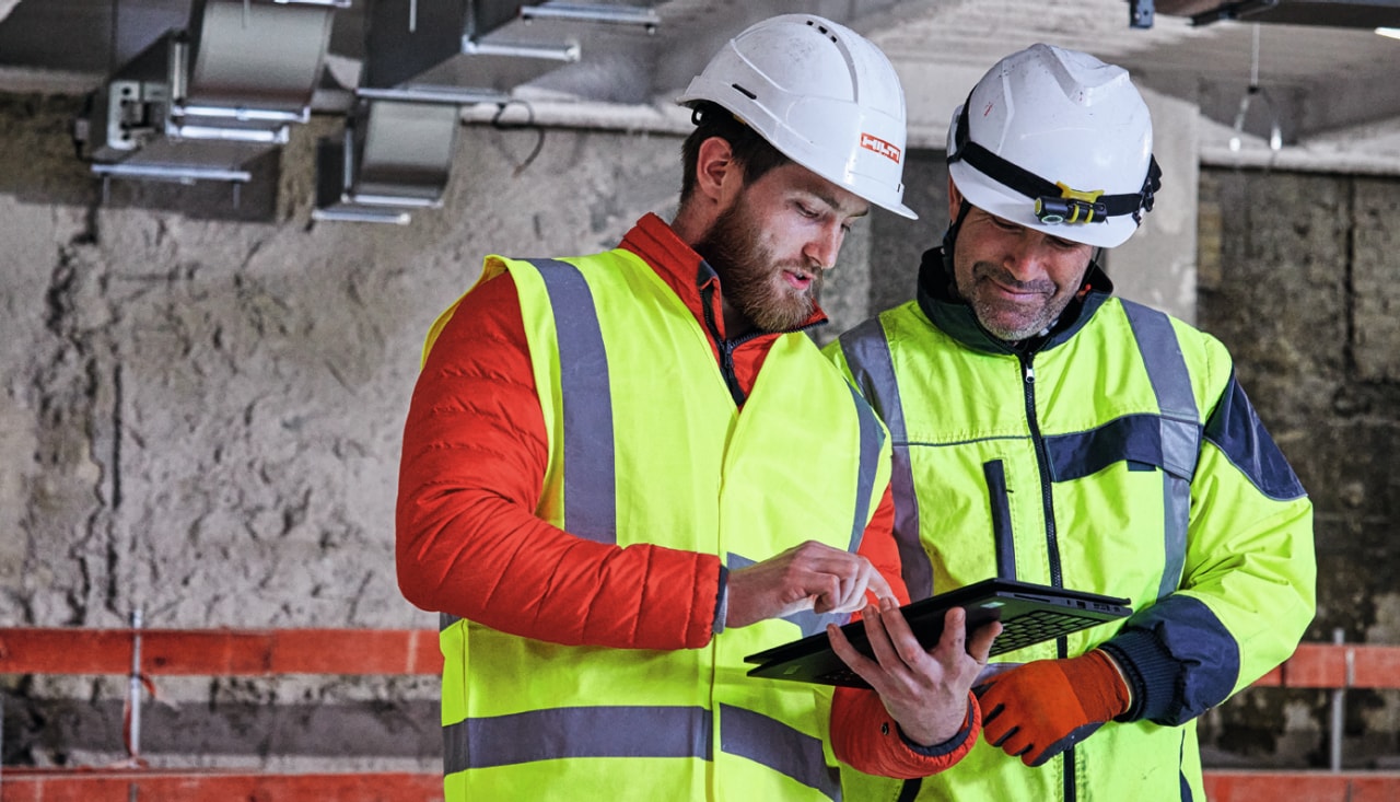 Rzeczoznawca techniczny Hilti prezentuje klientowi aplikację Hilti Channel Calculator