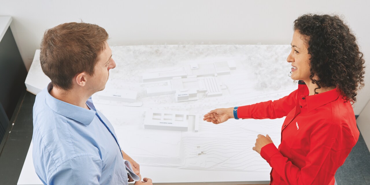 Dwóch inżynierów Hilti współpracujących przy projekcie BIM