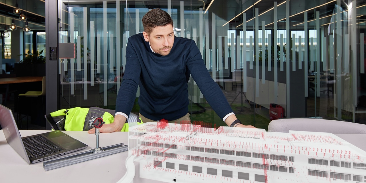 Inżynier na miejscu wyświetla model konstrukcyjny BIM 3D ze wszystkimi obliczonymi pierścieniami rurowymi i systemami modułowymi