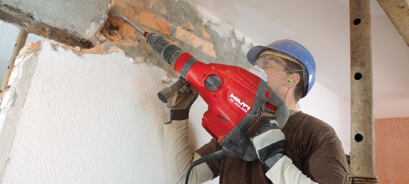 Młot wyburzeniowy TE 700-AVR SDS-Max Wydajny młot wyburzeniowy, z uchwytem SDS Max (TE-Y), do dłutowania w betonie i murze przy dużych obciążeniach, wyposażony w aktywny system tłumienia wibracji (AVR) Aplikacje 1