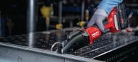 Akumulatorowe nożyce szczelinowe SSH 6-22 Akumulatorowe nożyce szczelinowe do szybkiego cięcia blach i profili do 2,5 mm │12 ga – z dołączonymi ostrzami Hilti SSH CS (platforma akumulatorowa Nuron) Aplikacje 4