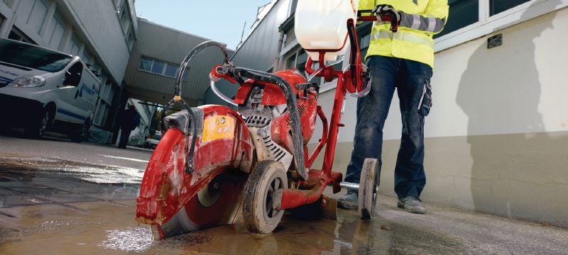 Przecinarka spalinowa DSH 900-X (400 mm) Mocna przecinarka spalinowa z silnikiem o pojemności 87 cm3, z funkcją łatwego startu z automatycznym ssaniem – maks. średnica tarczy 400 mm zapewniająca głębokość cięcia do 150 mm Aplikacje 1