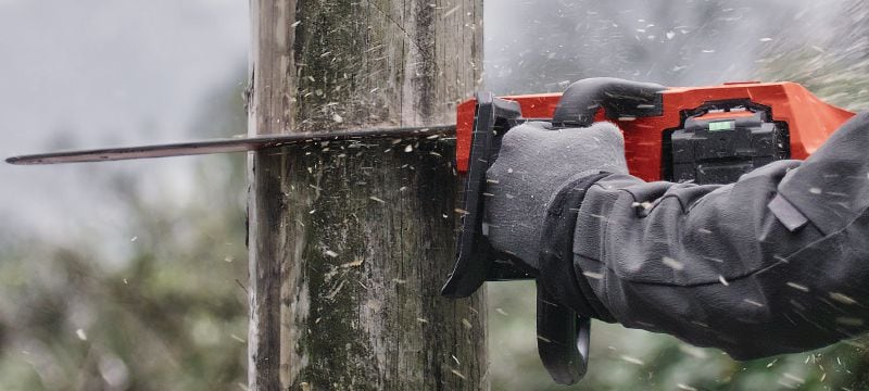 SCN 60-22 Akumulatorowa piła łańcuchowa Akumulatorowa piła łańcuchowa o długości 16 | 40 cm do cięcia belek drewnianych lub drewna konstrukcyjnego (platforma Nuron). Piła jest dostarczana z pustym zbiornikiem na olej, który jest do zakupienia poza ofertą Hilti. Aplikacje 1
