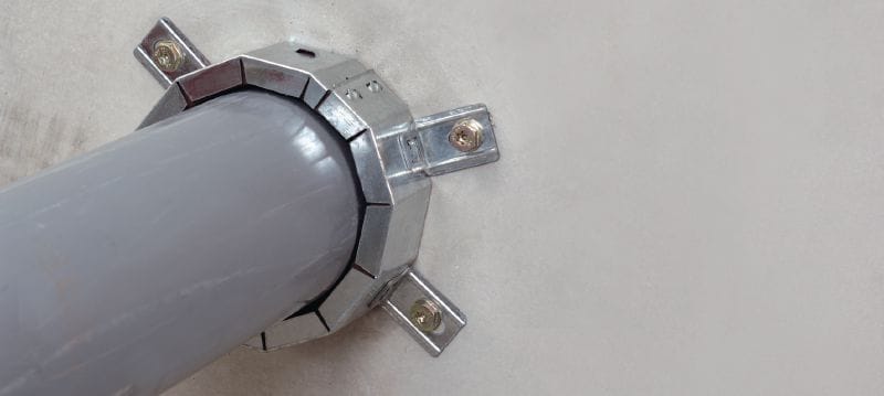Obejmy ogniochronne CP 644 Obejma ogniochronna z obudową ze stali ocynkowanej, do montażu na istniejących instalacjach, pomaga utworzyć dymoszczelną barierę ogniową w przepustach rur Aplikacje 1