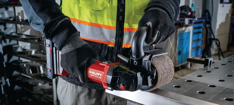 Akumulatorowa satyniarka GPB 6X-22 Akumulatorowa satyniarka ze zmienną prędkością oraz dłuższym czasem pracy akumulatora do szlifowania i wykańczania metalowych elementów rurowych (platforma akumulatorowa Nuron) Aplikacje 1