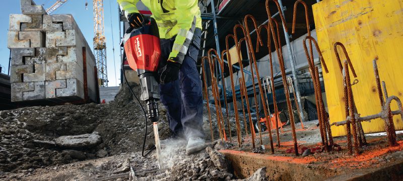 Młot dłutujący do betonu TE 1000-AVR Uniwersalny młot dłutujący do wyburzania posadzek i dłutowania w nich oraz sporadycznych pracach w ścianach (z uniwersalnym przewodem zasilającym) Aplikacje 1