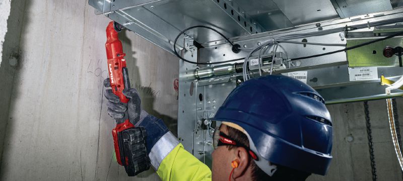 Zakrętarka kątowa z udarem stycznym SIW 4R-22 3/8” Kompaktowa, akumulatorowa zakrętarka kątowa z udarem stycznym, pozwalająca na wykonywanie prac w trudno dostępnych miejscach Aplikacje 1