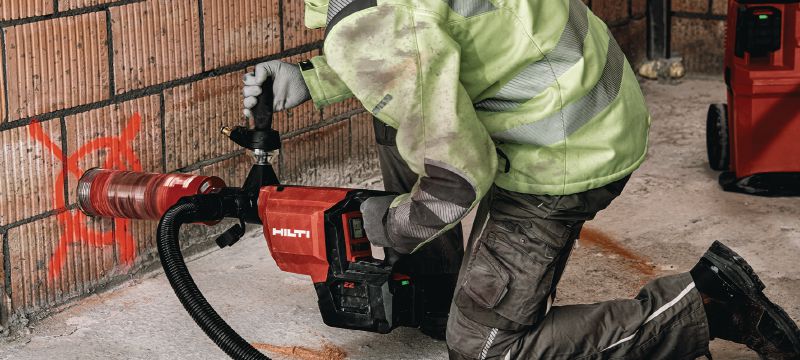 Akumulatorowa wiertnica diamentowa DD 150-U-22 Akumulatorowa wiertnica diamentowa, do wiercenia z ręki lub ze statywu, do otworów o średnicy od 52 do 162 mm (2 – 6-3/8) w betonie lub do 252 mm (10) w murze (akumulator Nuron) Aplikacje 1