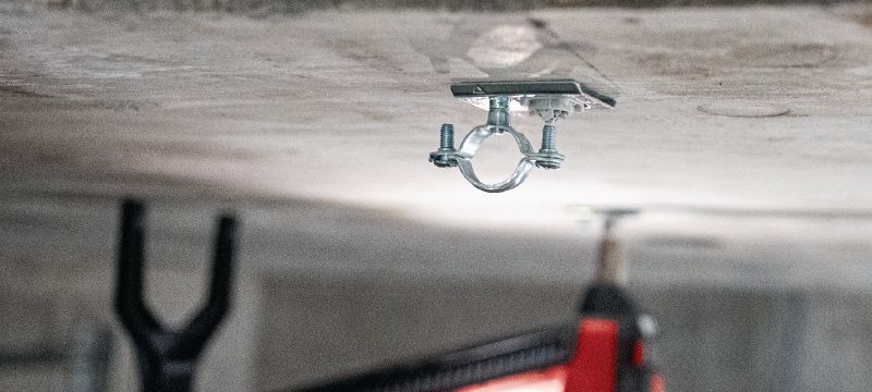 X-TH uchwyt obejmy do rur Metalowy uchwyt obejmy do rur, z wstępnie zamocowanym kołkiem gwintowanym, do mocowania lekkich instalacji elektrycznych/mechanicznych do stropów, do stosowania z gwoździami magazynkowanymi Aplikacje 1