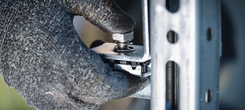 MT-FL nakrętka szynowa zamka Fast-Lock ze śrubą Nakrętka szynowa zamka Fast-Lock ze śrubą, do mocowania stóp i łączników do szyn montażowych MT Aplikacje 1