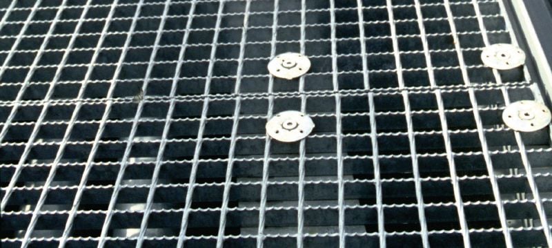 Kołki gwintowane X-ST-GR M8 Kołek gwintowany do krat pomostowych i uniwersalnych zamocowań do stali w środowiskach średnio korozyjnych Aplikacje 1