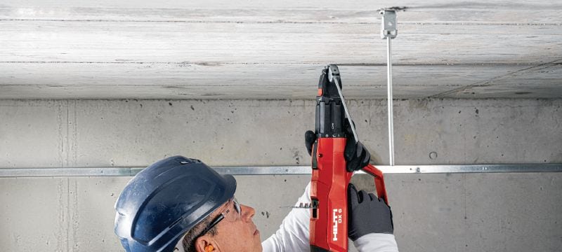 Uchwyt X-SCR do sufitów podwieszanych Uchwyt do sufitów podwieszanych, umożliwiający szybkie i łatwe mocowanie do betonu bez wiercenia Aplikacje 1