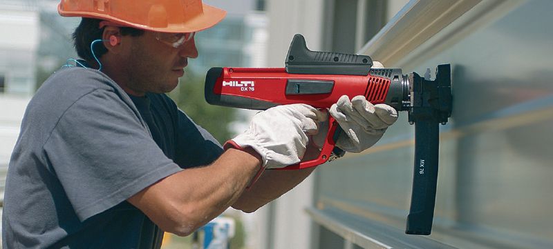 Osadzak DX 76 Osadzak pół-automatyczny, zapewniający wysoką produktywność, do mocowania pokryć metalowych Aplikacje 1