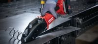 Akumulatorowe nożyce szczelinowe SSH 6-22 Akumulatorowe nożyce szczelinowe do szybkiego cięcia blach i profili do 2,5 mm │12 ga – z dołączonymi ostrzami Hilti SSH CS (platforma akumulatorowa Nuron) Aplikacje 6
