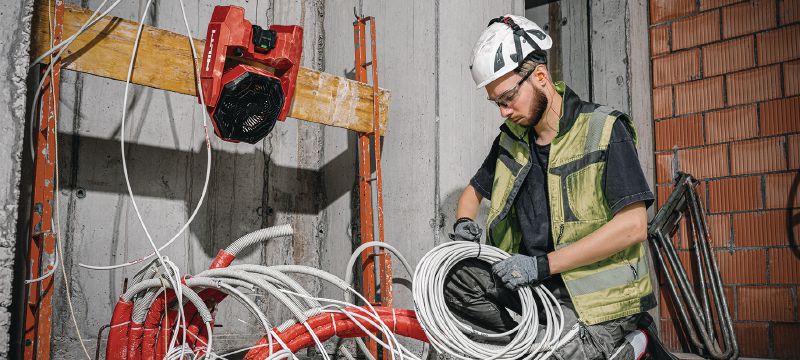 Wentylator akumulatorowy KCF 4-22 Wydajny wentylator zapewniający całodzienną pracę na akumulatorze, z obrotową głowicą oraz hakami do zawieszania, do chłodzenia i wentylowania miejsc pracy (platforma akumulatorowa Nuron) Aplikacje 1