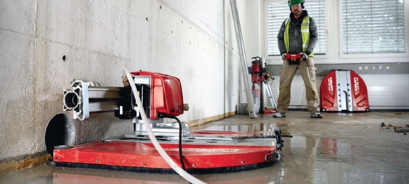 Tarcza do piły ściennej SPX LCS Equidist (60HY: pasuje do narzędzi Hilti, Husqvarna®, Tyrolit®) Najwytrzymalsza tarcza do pił ściennych (5-10 kW) charakteryzująca się dużą prędkością cięcia oraz zwiększoną trwałością przy wykonywaniu prac w betonie zbrojonym (trzpień 60HY pasuje do pił ściennych Hilti, Husqvarna® i Tyrolit®) Aplikacje 1