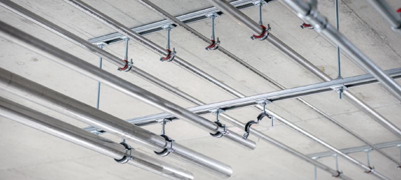 MP-L-I Obejma do rur, z szybkim mechanizmem zamykającym, do zastosowań lekkich Ocynkowana galwanicznie obejma do rur, z izolacją akustyczną i szybkim mechanizmem zamykającym, zapewniająca wysoką produktywność, do zastosowań lekkich Aplikacje 1