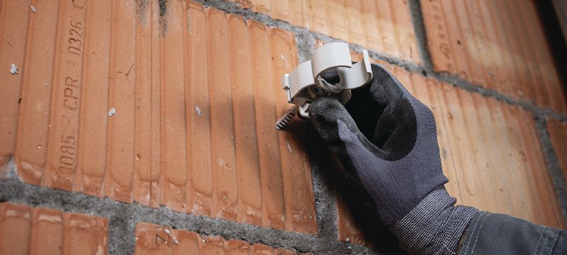 Uchwyt wielozadaniowy X-FC MX Regulowany uchwyt wielozadaniowy zoptymalizowany do gwoździ magazynkowanych, odpowiedni do różnorodnych metod montażu, materiałów podłoża i średnic przewodów Aplikacje 1