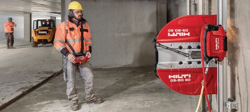 Tarcza do piły ściennej SPX MCL Equidist (60HY: pasuje do narzędzi Hilti, Husqvarna®, Tyrolit®) Najwytrzymalsza tarcza do pił ściennych (15 kW) charakteryzująca się dużą prędkością cięcia oraz zwiększoną trwałością przy wykonywaniu prac w betonie zbrojonym (trzpień 60HY pasuje do pił ściennych Hilti, Husqvarna® i Tyrolit®) Aplikacje 1