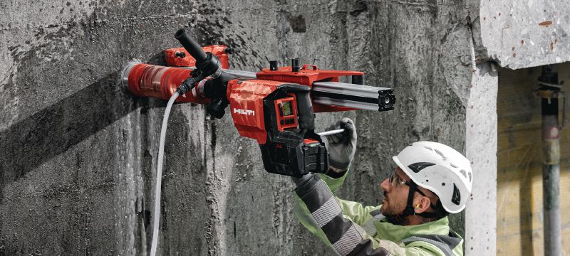 Akumulatorowa wiertnica diamentowa DD 150-U-22 Akumulatorowa wiertnica diamentowa, do wiercenia z ręki lub ze statywu, do otworów o średnicy od 52 do 162 mm (2 – 6-3/8) w betonie lub do 252 mm (10) w murze (akumulator Nuron) Aplikacje 1